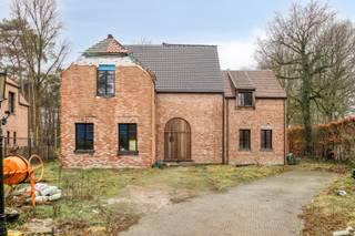 Op een boogscheut van het centrum van Sint-Job-in-'t-Goor vinden we deze nog af te werken ruime villa terug met een ideale zuid-west oriëntatie. De...