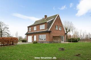 Landelijke woning met bijgebouw, idyllisch gelegen te Koningshooikt op een knap perceel van 3 hectare 59 are 15 ca. Deze soliede woning werd steeds...