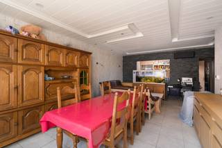 Deze instapklare woning is uitstekend gelegen in een rustige straat, pal in het centrum van Stabroek. Winkels, scholen en openbaar vervoer bevinden zich allemaal op wandelafstand. U komt de woning binnen via een aparte inkomhal, dewelke meteen toegang geeft tot de ruime en lichtrijke woonkamer met aansluitend een open bureauhoek. Grenzend aan de leefruimte bevindt zich de in 2020 vernieuwde keuken, voorzien van alle hedendaags comfort. Verder vindt u op het gelijkvloers nog een koele berging, een bergruimte met aansluiting voor de wasmachine en een recent vernieuwde badkamer met inloopdouche, toilet en dubbele wastafel met meubel. De 1e verdieping telt 2 volwaardige slaapkamers, waarvan één momenteel ingericht is als dressing en via een trap toegang biedt tot de 2e verdieping. Hier bevindt zich de 3e, eveneens zeer ruime slaapkamer. De woning beschikt verder nog over een kleine bergzolder op de 3e verdieping. Het perceel heeft een totale oppervlakte van 126m². Achteraan geniet u van een gezellige, west-georiënteerde tuin met aangelegd terras, jacuzzi en vijvertje. Dankzij de gunstige oriëntatie kan u hier de hele namiddag heerlijk van het zonnetje genieten.