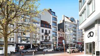 Luxueus en instapklaar nieuwbouwappartement met open zicht op het Van Bunnenplein, gelegen in het hart van Knokke. Door de terrassen aan de voor- en achterzijde kunt u de ganse dag genieten van de zon.<br />Indeling: inkomhal met apart gastentoilet en praktische berging met aansluiting voor wasmachine/droogkast. De lichtrijke leefruimte is afgewerkt met op maat ingemaakte kasten en met een open indeling gaat u door in de keuken. <br />Het appartement beschikt over vloerverwarming met warmtepomp en privatieve kelderberging. <br />Deze verkoop valt onder het BTW-stelsel.