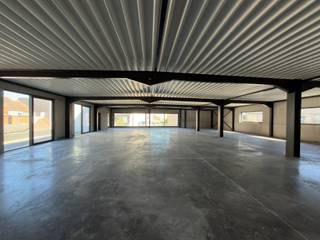 Dit prachtige handelspand van 780m² is gelegen langs de N43 Gent-Kortrijk aan het kruispunt Gentstraat met Guido Gezellelaan en op slechts 5 minuten van de op- en afritten E17 Gent-Kortrijk.<br />De beschikbare ruimte betreft een gelijkvloers van 410m² en een 1e verdiep van 370m². De mogelijkheid bestaat om één ruimte te huren. Indien u meer ruimte nodig heeft, is het ook mogelijk om beide ruimtes samen te huren. Vooraan het gebouw worden 17 parkeerplaatsen voorzien.<br />De eigenaars zullen het gebouw casco opleveren. De oplevering wordt naar verwachting tegen het eind van dit jaar. <br /><br /><strong>Oppervlaktes:</strong><br />- gelijkvloers: 410m²<br />- 1e verdieping: 370m² (terras inclusief)<br /><br />Voor meer info of een bezoek, contacteer Henry Van Tornhout via 0474 13 37 93!