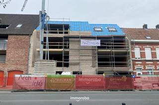 Geniet van het comfort van dit gelijkvloerse appartement met eigen tuin en terras. De lichtrijke leefruimtes en hoogwaardige materialen maken van dit appartement een rustige en uitnodigende thuis, ideaal voor wie van moderne luxe houdt.<br /><br />Kenmerken:<br /><br />- ruime slaapkamer<br />- Moderne open keuken en leefruimte<br />- Terras en privé tuin<br />- Warmtepomp met vloerverwarming<br />- Mogelijkheid tot aankoop garage of carport<br />- Aankoop met 6% BTW mogelijk (mits te voldoen aan de voorwaarden).<br /><br />Wenst u meer informatie over dit appartement? Of wenst u een ruimer appartement op deze topligging?<br /><br />Neem dan contact op met Sylvie van Immo Roba via sylvie@immoroba.be of 09 388 53 53.<br /><br />#immoroba #zulte #waregem