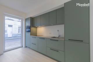Deze moderne, bijna-energieneutrale nieuwbouwwoning met E-peil 15 is ideaal voor co-housing en bevindt zich op een toplocatie in Gent, vlak bij de Vrijdagmarkt en het historische Patershol.<br />De woning beschikt over 4 slaapkamers, verdeeld over verschillende verdiepingen, een ruime gemeenschappelijke leefruimte met open keuken en een zonnig terras. Daarnaast biedt de multifunctionele ruimte mogelijkheden als coworkingplek, bureau, bibliotheek of extra leefruimte.<br />De slimme indeling combineert gezamenlijk wonen met voldoende privacy. Dankzij de centrale ligging zijn winkels, horeca, cultuur en openbaar vervoer vlot bereikbaar.<br />Een energiezuinige en moderne woning, perfect voor wie samen wil wonen in het hart van Gent.