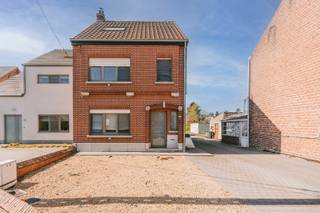 Voor meer info of om een bezoek in te plannen, neem contact op via 016199345 of via pieter.maes@homixx.be. <br /><br />Bent u op zoek naar een karaktervolle, ruime woning op een toplocatie in Aarschot? Dan is deze woning iets voor u! Enkele van de vele troeven: <br />- Mits installatie condensatieketel komt de woning op een EPC-label D en mits installatie van warmtepompen (lucht/lucht) komt de woning op een EPC-label C (zie simulatie-attesten);<br />- Vernieuwd, stevig geïsoleerd dak (2013);<br />- Driedubbele (PVC) beglazing (2010);<br />- Voorzien van rolluiken;<br />- Conforme elektriciteit;<br />- Gescheiden riolering;<br />- Gelegen op 5 minuten van het centrum van Aarschot, op wandelafstand van de dichtstbijzijnde supermarkt en vlakbij de invalswegen naar Leuven, Brussel, Heist-op-den-Berg en Westerlo;<br />- ...<br /><br />INDELING: <br />Gelijkvloers: Inkomhal, gezellige woonkamer met leef- en eetruimte en gaskachel, praktisch ingerichte keuken, ruime veranda, wasplaats, berging, apart toilet en kelder, die kan dienen als voorraadplaats. Buiten is er een mooie, onderhoudsvriendelijke, westelijk georiënteerde tuin, ideaal om hier in alle rust en privacy te genieten van de zon.<br />Verdieping 1: Badkamer met vernieuwde douche, toilet en lavabo, alsook twee ruime slaapkamers en een kamer die kan ingericht worden als berging, bureauruimte of extra badkamer.<br />Verdieping 2: Via de vaste trap bereikt u de zolderverdieping, die volledig afgewerkt werd in 2014 (vloer, muren + dakisolatie). Hier bevinden zich nog twee extra slaapkamers. Buiten is er nog een oprit voor 2 autostsaanplaatsen.<br /><br />De renovatieplicht is van toepassing.<br /><br />Kan u niet wachten om deze prachtige woning te bekijken? Plan dan snel uw bezoek in!