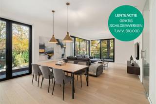 <strong>Tijdelijke lenteactie: profiteer van gratis schilderwerken ter waarde van €10.000 bij aankoop van een appartement in Groenzicht! </strong><br /><br />In het project <strong>Groenzicht </strong>in <strong>Rumbeke</strong> vindt u dit ruim en lichtrijk appartement van 97 m², waar comfort, rust en een praktische indeling samenkomen. Met twee volwaardige slaapkamers is het ideaal voor koppels of kleine gezinnen.<br /><br />De leefruimte met open keuken en keukeneiland is afgewerkt met hoogwaardige materialen en toestellen, en voorzien van een stijlvolle parketvloer die zorgt voor een warme uitstraling.<br /><br />De badkamer is uitgerust met zowel een bad als een douche en beschikt over twee lavabo’s, wat zorgt voor extra comfort.<br />Een grote troef is de prachtig aangelegde en onderhouden parktuin binnen het project, die zorgt voor een uitzonderlijk gevoel van rust en privacy in een groene omgeving.<br /><br />Daarnaast geniet u van een centrale ligging met winkels, bakkers en slagers op korte afstand, waardoor alles binnen handbereik is.<br /><br /><strong>Troeven van dit appartement:</strong>
<ul>
	<li>97 m² bewoonbare oppervlakte</li>
	<li>2 volwaardige slaapkamers</li>
	<li>Badkamer met bad, douche en dubbele lavabo</li>
	<li>Open keuken met keukeneiland en mogelijk om aan te zitten</li>
	<li>Gelegen in een prachtig aangelegde en onderhouden parktuin</li>
	<li>Veel rust, groen en privacy</li>
	<li>Centrale ligging nabij winkels, bakkers en slagers</li>
	<li>Comfortabel en modern appartement in Groenzicht Rumbeke  </li>
</ul>
<strong>Nog niet meteen gevonden wat je zocht? </strong><br />In Groenzicht zijn er nog <strong>enkele laatste appartementen te koop</strong>. Contacteer ons voor meer informatie en plan je bezoek aan het project via www.groenzicht-rumbeke.be<br /><br /><strong>Bezoek het appartement</strong><br />Kom langs op onze opendeurdag op zondag 31 mei tussen 10u en 14u en ontdek het resterende aanbod appartementen. Schrijf je in via www.groenzicht-rumbeke/opendeur 