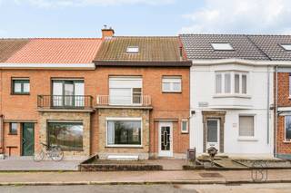 Ontdek deze rustig gelegen te renoveren gezinswoning met 3 slpk en leuke tuin, gelegen aan een aangenaam speelplein in een groene omgeving te RonseDe...