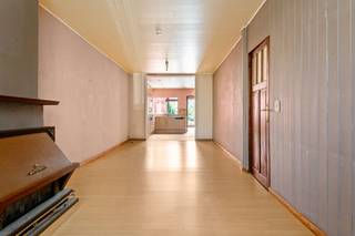<p>Interesse in deze charmante woning? Bekijk de virtuele toer en maak via Livitas.be ONLINE je afspraak.<br />Deze buurt is waarschijnlijk één van de mooiste en rustigste van heel Merksem, met zijn groene straten en de toffe buren.<br />Het gelijkvloers is voorzien van een laminaat parket en geeft uit op de open keuken met de nodige toestellen.<br />De tuin van 95m2 is misschien wel de grootste troef want deze tuin is één van de grootste tuinen van de straat waar je gezellig kan vertoeven.<br />Via de trap komen we op de eerste verdieping dewelke is ingericht met een badkamer met ligbad en 2 slaapkamers mits het terug plaatsen van een scheidingsmuur.<br />Op de tweede verdieping bevinden zich de derde en vierde slaapkamer.<br />De woning dient goed opgefrist te worden zodat het terug de allure krijgt van toen.<br />Chique, stijlvol, charmant en uitnodigend.<br />Dit pand is onderhevig aan de renovatieverplichting die door de Vlaamse overheid wordt opgelegd vanaf 1/1/2023.<br />Maak ONLINE je afspraak via Livitas.be</p>