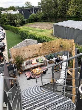 Opbrengsteigendom: verhuurd duplexappartement. In een gebouw met 4 woningen. 2 slaapkamers waarvan de bovenste 30m² groot! Gezellige woonkamer...