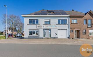 ERPE - De eigendom ligt op een perceel van 454 m² langs de Gentsesteenweg, op een opvallende hoeklocatie met een sterke commerciële uitstraling. De zichtbaarheid is uitzonderlijk en de bereikbaarheid optimaal, mede dankzij de ruime parkeerstrook voor de deur waar plaats is voor ongeveer tien wagens. Dit maakt het pand bijzonder geschikt voor uiteenlopende professionele activiteiten en vormt een aantrekkelijke opportuniteit voor wie een commerciële toplocatie zoekt.<br /><br />Het gebouw wordt vandaag gebruikt als handelswoning, maar de structuur en indeling laten een brede waaier aan bestemmingen toe, zoals kantoorruimte, een vrij beroep of een combinatie van wonen en werken. De winkelruimte werd recent vernieuwd en de installatie van 32 zonnepanelen in 2020 en een warmtepomp in 2022 zorgt voor een energiezuinige werking met een EPC-label A als resultaat.<br /><br />Op het gelijkvloers bevinden zich de handelsruimte, een berging, toilet, kitchenette, twee garages of opslagruimtes en de inkomhal. De eerste verdieping omvat vier burelen en een badkamer, terwijl de zolderverdieping leent zich uitstekend voor extra werk- of opslagruimte.<br />Een bijkomende troef is de mogelijkheid om de aanpalende eigendom op Gentsesteenweg 253 mee aan te kopen, goed voor nog eens 588 m² extra grondoppervlakte, wat het potentieel van deze locatie aanzienlijk vergroot.<br /><br />Heeft u interesse? Contacteer ons via 053 60 65 60!
