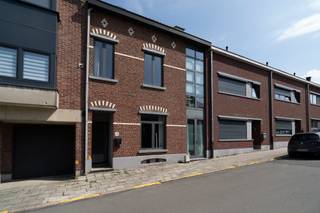 Piekfijn onderhouden en modern ingerichte woning met 4 slaapkamers en 2 badkamers in Wezembeek-OppemDeze woning is zeer goed gelegen: in een zeer...