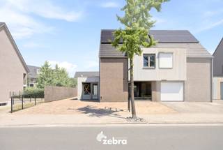 Bij de verkoop van deze woning wordt gewerkt met een <u><strong>START VANAF PRIJS</strong></u>.<br />Elk prijsvoorstel hoger dan deze start vanaf prijs wordt voorgelegd aan de verkoper, die dit al dan niet kan aanvaarden.<br /><br />Deze instapklare halfopen bebouwing met 3 slaapkamers en een praktijk- of bureauruimte bevindt zich in het centrum van Tielt. Verschillende winkels, horeca, scholen, sportgelegenheid ... bevinden zich op wandel- en fietsafstand. Dankzij de nabijheid van diverse invalswegen geniet u bovendien van een vlotte bereikbaarheid.<br /><br />Op het gelijkvloers bevindt zich een inkomhal met gastentoilet, een lichtrijke woon- en eetkamer, een geïnstalleerde keuken en een polyvalente ruimte die perfect dienst kan doen als praktijkruimte- of bureauruimte.<br /><br />Het eerste verdiep bestaat uit een nachthal, een toilet, twee slaapkamers, een wasplaats/bergruimte en een badkamer die voorzien is van een ligbad, inloopdouche en wastafel.<br /><br />Via een vaste trap komt u op het tweede verdiep terecht waar zich nog een ruime derde slaapkamer bevindt.<br /><br />Tot slot beschikt deze woning over een gezellige tuin met terras en tuinhuis, zonnepanelen (met een totaal vermogen van 8.265 Wattpiek), een ruime oprit, airco, een ventilatiesysteem type C, ...<br /><br /><strong>Ook wild geworden van deze thuis?<br />Twijfel niet langer en leg vandaag nog uw bezoek vast!</strong>