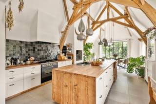 Dit magnifiek afgewerkt charmant landhuis is rustig gelegen, doch vlot bereikbaar, en biedt een prachtige tuin met recente serre, een groot...