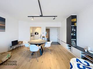 Dit schitterend vernieuwde 2 SLPK appartement is gelegen op de zevende verdieping van de perfect onderhouden residentie "EDEN ROC". Het appartement werd vernieuwd en beschikt over alle moderne technologieën. Er werden kosten noch moeite gespaard bij de verbouwing en alles werd afgewerkt met kwalitatieve materialen. Het appartement beschikt over een ruime woonkamer met schitterend zicht op zee. De half-open keuken is voorzien van alle toestellen en biedt voldoende ruimte om te kokerellen. Via de hall is er toegang tot het afzonderlijk toilet, badkamer en de 2 ruime slaapkamers achteraan. Via de slaapkamers is er nog toegang tot het afgesloten terras. Doorheen het appartement is voldoende bergruimte en alles werd functioneel ingericht. De residentie verkeert in uitstekende staat en alle grote werken zijn reeds achter de rug.
