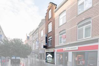 <p>Te koop: karaktervolle woning met handelsruimte in het centrum van Maaseik, op slechts 100 meter van de markt.</p>

<p> </p>

<p>Deze unieke bel-etage woning combineert wonen en werken op een toplocatie. Het pand, gebouwd eind 19e eeuw, biedt een handelsruimte van 20,9 m² aan de straatzijde, ideaal voor een winkel of kantoor, en beschikt over ruime woonvertrekken met veel opbergmogelijkheden. De ligging in het hart van Maaseik, vlakbij scholen, openbaar vervoer en het administratief centrum, maakt dit een uitstekende keuze voor wie comfort en bereikbaarheid belangrijk vindt.</p>

<p> </p>

<p>Belangrijkste ruimtes:<br />• Handelsruimte (20,9 m²) met etalagemogelijkheden<br />• Living met aangename lichtinval<br />• Functionele keuken<br />• Twee slaapkamers<br />• Twee badkamers<br />• Polyvalente ruimte (21 m²) voor hobby of extra werkruimte<br />• Kelder voor extra opslag<br />• Zolder met uitbreidingsmogelijkheden<br />• Stadstuin (17 m²) voor een groene toets</p>

<p> </p>

<p>Troeven:<br />• Ideale ligging op 100 meter van de markt in Maaseik<br />• Unieke bel-etage woning met karakter<br />• Handelshuis met voldoende opbergplaats en 20 m² handelsruimte</p>

<p> </p>

<p>Neem vandaag nog contact op met je ERA-makelaar voor een bezoek.</p>

<p> </p>

<p>JOUW DROOMHANDELSPAND. ZO GEVONDEN!</p>