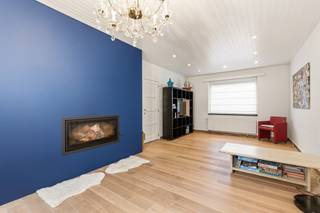 <p>Te koop: ruime open bebouwing in Sint-Niklaas, gelegen aan de Hoge Heerweg op de stadsrand, met een prachtige tuin van 700 m².<br />Deze woning uit 1950 combineert een uitstekende locatie met veel binnenruimte en een zeer mooie tuin. Gelegen nabij invalswegen en in een residentiële omgeving, biedt dit huis een ideale balans tussen rust en bereikbaarheid. De royale leefruimtes en de grote tuin maken het perfect voor gezinnen die op zoek zijn naar comfort en buitenruimte.</p>

<p>Belangrijkste ruimtes:<br />• Ruime living (71 m²) met inbouwcassette en veel lichtinval<br />• Volledig ingerichte keuken met inductiekookplaat, combi-oven, vaatwasser, koelkast en ingemaakte kasten<br />• Polyvalente ruimte (15 m²) voor hobby of bureau<br />• Badkamer (9 m²) met inloopdouche, dubbel wastafelmeubel en toilet<br />• 3 slaapkamers (12 m², 14 m², 15 m²)<br />• Berging met aansluitingen voor wasmachine en droogkast<br />• Deels onderkelderd<br />• Zolder (23 m²) bereikbaar via vaste trap<br />• Tuin van 700 m², ideaal voor ontspanning en spel</p>

<p>Troeven:<br />• Goede locatie nabij invalswegen en voorzieningen<br />• Ruime woning met royale leefruimtes<br />• Zeer mooie en grote tuin van 700 m²</p>

<p>Neem vandaag nog contact op voor een bezoek.<br />JOUW DROOMHUIS. ZO GEVONDEN!</p>