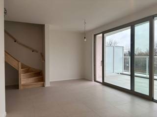 Mooie duplex woning beschikt op de eerste verdieping over een ruime leefruimte met keuken, aansluitende berging, apart toilet en een ruim terras...