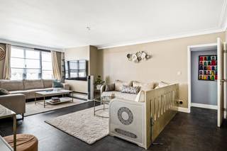 <strong>Ruim hoek appartement met veel lichtinval en autostaanplaats!</strong><br /><br />Dit zonnige appartement is gelegen op de derde verdieping en is bereikbaar met een lift. Het appartement beschikt over een inkomhal met vestiaire, riante leefruimte, volledig ingerichte keuken, 2 slaapkamers en ruime extra kamer en een badkamer met inloopdouche.<br /><br />U komt het lichtrijke appartement binnen in de ruime inkomhal dewelke voorzien is van een vestiairekast.<br />Links vindt u de badkamer en rechts gaat u naar de ruime leefruimte met keuken. <br />De keuken is volledig ingericht en voorzien van alle nodige toestellen. <br /><br />De nachthal leidt u naar de 2 ruime slaapkamers (32 m² en 11 m²) en extra kamer (8m²).<br /><br />Verder beschikt dit appartement nog over een ondergrondse autostaanplaats (nr. 3). Deze is verplicht aan te kopen tegen €15.000,00<br /><br />Op heden wordt het appartement verhuurd voor ongeveer €1.000,00 per maand (incl. kosten).<br /><br />Pluspunten:<br />+ Verhuurd = interessante investering<br />+ Ruime slaapkamers + extra kamer aanwezig<br />+ Lift aanwezig (net vernieuwd)<br />+ Parking aanwezig (verplicht bij aan te kopen tegen €15.000,00)<br />+ Veel natuurlijk lichtinval<br /><br />Heeft u interesse in dit appartement? Neem dan contact op met VB vastgoed op het nummer 03 337 50 70 of via info@vbvastgoed.be