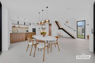 INSTAPKLARE EN TOEKOMSTGERICHTE ENERGIEZUINIGE WONING REGIO TIELT <br /><br />Ontdek deze hedendaagse en energiezuinige nieuwbouwwoning (6% btw<ul><li>) , waar modern wooncomfort, hoogwaardige afwerking en de nieuwste technieken perfect samenkomen. Deze stijlvolle woning is ontworpen met oog voor duurzaamheid, functionaliteit en kwaliteit, en biedt een aangename woonomgeving voor wie op zoek is naar zorgeloos en comfortabel wonen.<br /><br />De woning beschikt over een doordachte indeling, waarbij licht, ruimte en leefcomfort centraal staan. Dankzij het gebruik van kwalitatieve materialen en een verzorgde afwerking geniet u hier van een woning die niet alleen vandaag bijzonder aantrekkelijk is, maar ook naar de toekomst toe een uitstekende investering vormt.<br /><br />Op technisch vlak is de woning voorzien van moderne en energiezuinige technieken (warmtepomp, domotica,...), waardoor efficiënt energiegebruik en een aangenaam binnenklimaat hand in hand gaan. De combinatie energiezuinigheid en kwalitatieve installaties zorgt voor lage energiekosten en maximaal wooncomfort.<br /><br />De woning geniet van een zeer goede ligging in Meulebeke, met een vlotte bereikbaarheid en alle nodige voorzieningen in de nabije omgeving. Winkels, scholen, openbaar vervoer, sport- en ontspanningsmogelijkheden zijn eenvoudig bereikbaar, terwijl u toch kunt genieten van aangename woonomgeving.<br /><br />Contacteer ons snel om jouw bezoek in te plannen: Tielt@immofrancois.be of bel 051 47 48 47<br /><br /></li><li>https://fin.belgium.be/nl/particulieren/woning/bouwen-verbouwen/afbraak-wederopbouw<br /><br /></li></ul>