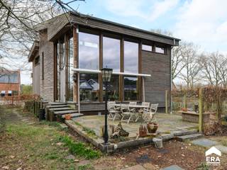 <p>Unieke, energiezuinige woning (2009) op een zuidgericht perceel van 6a56ca, gelegen te Hechtel.</p>

<p>Deze charmante woning bevindt zich in een rustige, bosrijke omgeving met de Hechtelse Duinen op wandelafstand – ideaal voor natuurliefhebbers.</p>

<p>De woning is ecologisch en hoogwaardig gebouwd en beschikt over zonnepanelen, warmtepomp, aardwarmtewisselaar (ventilatiesysteeem) en uitstekende isolatie. Met EPC-label A is ze volledig energieneutraal. Elektrische installatie, laadpaal en zonnepanelen zijn conform gekeurd. Inclusief groenestroomcertificaten (€450/cert.) geldig tot 2029.</p>

<p>Indeling: inkomhal, lichtrijke leefruimte met open keuken, wasplaats, toilet, badkamer en slaapkamer op het gelijkvloers.</p>

<p>Boven: vide/atelier, slaapkamer, badkamer, toilet en technische ruimte.</p>

<p>Buiten geniet u van een carport met laadpaal, terras met elektrische zonneluifel, tuinhuis en een ecologische tuin. Een ideale combinatie van comfort, duurzaamheid en topligging!</p>