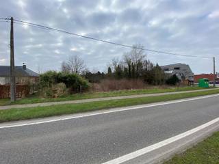 Centraal gelegen bouwgrond 1.440m² voor woning met kantoor-, vrij beroep of dienstverlening.Opp.: 1.440m²Breedte: 35,08mOriëntatie: ZOGelegen...