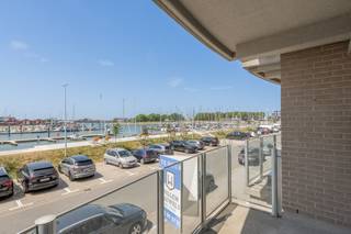 Appartement met 2 slaapkamers, 2 terrassen en een gesloten garagebox in het gebouw. Mooie locatie op de vernieuwde Tijdokstraat van Zeebrugge, vlakbij de winkels en het openbaar vervoer. Vanuit het appartement geniet u van schitterend uitzicht op de zeilboten en de jachthaven. <br /> <br />Indeling: inkomhal met vestiaire en berging, zonnige leefruimte met een ingerichte open keuken en via het schuifraam hebt u toegang tot een mooi zonneterras vooraan. Aan de achterkant zijn er 2 slaapkamers en een badkamer. Beide slaapkamers hebben toegang tot een uitzonderlijk groot terras achteraan. <br /> <br />Op het gelijkvloers is er nog een gesloten garagebox met aaneengesloten berging inbegrepen in de huurprijs. <br /><br />Huurprijs: € 895 huur + € 75 syndicuskosten.<br />Onmiddellijk beschikbaar.<br /> <br />Bezoeken? Contacteer Willem Cauwels op tel. 050/89.27.70.