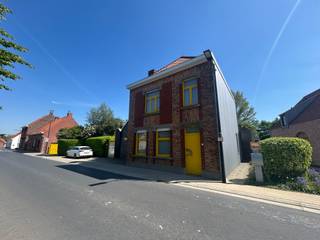 karaktervolle herenwoning op 1714m² met 4 slaapkamers en atelier.Indeling:Op het gelijkvloers hebben we de inkom, living, ruime keuken met...