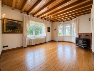 <p><strong><span>Villa prête à emménager dans le prestigieux quartier Dumont à La Panne</span></strong></p>
<p><span>Cette charmante villa, parfaitement entretenue, est située dans le prestigieux quartier Dumont, dans un environnement calme, à proximité immédiate du centre-ville, de la plage et de toutes les commodités.</span></p>
<p><span>Dès l'entrée, vous découvrez un vaste hall d'accueil avec un WC invités et un accès à une grande cave. Le lumineux séjour s'ouvre harmonieusement sur une cuisine ouverte entièrement équipée, offrant un cadre de vie convivial et agréable. Le rez-de-chaussée comprend également un espace intermédiaire polyvalent, pouvant être aménagé selon vos besoins.</span></p>
<p><span>À l'étage, la maison dispose de deux chambres spacieuses, d'une buanderie séparée ainsi que d'une grande salle de bains équipée d'une baignoire, d'un double lavabo et d'un WC.</span></p>
<p><span>À l'extérieur, vous profiterez d'un jardin soigné et facile d'entretien, idéal pour vous détendre en toute tranquillité. La propriété comprend également un garage ainsi qu'un emplacement de parking privatif devant celui-ci.</span></p>
<p><span>Une propriété idéale pour ceux qui recherchent un cadre de vie confortable dans l'un des quartiers les plus prisés de La Panne.</span></p>
<p><strong><span>Vente sur demande de prix</span></strong><span> – Toute offre sera soumise au propriétaire.</span></p>
<p><span>Intéressé(e) ? Contactez Frank Verschoore au +32 484 74 44 59 pour plus d'informations ou pour organiser une visite.</span></p>