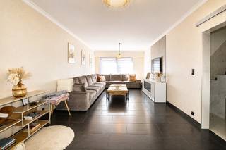 Op zoek naar een uitzonderlijk ruime, energiezuinige en volledig instapklare stadswoning waar comfort, ruimte en een uitstekende ligging hand in hand gaan? Dan is deze prachtige woning gelegen te Brugsken 138 in Sint-Niklaas absoluut het ontdekken waard.<br /><br />Met een indrukwekkende bewoonbare oppervlakte van maar liefst 265 m², 6 royale slaapkamers, 2 badkamers, 3 toiletten, een ruime tuin én een groot terras op de eerste verdieping, biedt deze woning een zee aan ruimte voor grote gezinnen. Bovendien beschikt de woning over een EPC-label B met een bijzonder gunstige score van slechts 104 kWh/(m² jaar), wat het energiezuinige karakter van deze woning extra benadrukt. Op het gelijkvloers is de woning voorzien van vloerverwarming, terwijl de verdiepingen beschikken over radiatoren.<br /><br />Bij het binnenkomen wordt u verwelkomd in een bijzonder ruime inkomhal, die meteen toegang biedt tot een afzonderlijk gastentoilet en de leefruimte. De leefruimte is licht, open en bijzonder ruim en sluit naadloos aan op de open keuken. Dankzij de grote raampartijen geniet u hier van een aangename lichtinval en een mooi zicht richting de tuin.<br /><br />De ruime open keuken vormt een echte blikvanger. Ze beschikt over bijzonder veel kastruimte, moderne toestellen en een strakke, eigentijdse afwerking. Vanuit de keuken kijkt u rechtstreeks uit op de prachtig aangelegde, zuidwestelijk georiënteerde tuin, waar u dankzij de ligging en inrichting geniet van de nodige privacy.<br /><br />Op de eerste verdieping bevinden zich twee bijzonder ruime slaapkamers. Eén van deze slaapkamers beschikt over een rechtstreekse toegang tot een uitermate ruim terras, een absolute troef en een heerlijke extra buitenruimte. De tweede slaapkamer is eveneens royaal van formaat. Op dit verdiep bevindt zich bovendien de eerste badkamer, uitgerust met een ligbad, douche, toilet en dubbele lavabo.<br /><br />De tweede verdieping biedt opnieuw twee bijzonder ruime slaapkamers. Daarnaast vindt u hier een tweede badkamer, voorzien van een douche, toilet, dubbele lavabo en aansluiting voor de wasmachine. Een bijzonder praktische verdieping die perfect inspeelt op de noden van een groot gezin.<br /><br />Maar daar houdt de ruimte niet op. Op de derde verdieping bevinden zich nog eens twee ruime slaapkamers. Deze ruimtes kunnen uiteraard perfect dienstdoen als volwaardige slaapkamers, maar bieden daarnaast tal van mogelijkheden als hobbykamer, dressing, bureau, speelruimte of extra bergruimte.<br /><br />De woning combineert zo op een uitzonderlijke manier 265 m² aan bewoonbare oppervlakte, zes volwaardige slaapkamers, twee badkamers en verschillende polyvalente ruimtes, zonder daarbij aan wooncomfort in te boeten.<br /><br />Ook de ligging is een belangrijke troef. Brugsken bevindt zich op een uitstekende locatie in Sint-Niklaas, met een vlotte bereikbaarheid en tal van voorzieningen in de nabije omgeving.<br /><br />Kortom: een uitzonderlijk ruime en volledig instapklare stadswoning die perfect is voor grote gezinnen die centraal willen wonen, maar absoluut geen concessies willen doen aan ruimte, comfort en energiezuinigheid.