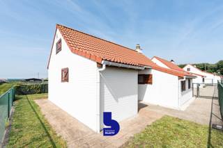 Gezellig vakantiehuis met 3 slaapkamers nabij de duinen in Oostende. <br /><br />Bent u op zoek naar een sfeervol vakantiehuis aan de Belgische kust? Deze charmante woning, gelegen in de Duinestraat in Oostende, bevindt zich op een uitstekende locatie, op wandelafstand van de duinen en op korte afstand van het strand.<br /><br />Het vakantiehuis beschikt over drie ruime slaapkamers, waardoor er voldoende plaats is voor het hele gezin of om gasten te ontvangen. Daarnaast is er een aangename badkamer met toilet en nog een apart gastentoilet.<br />De lichtrijke leefruimte creëert een warme en uitnodigende sfeer, terwijl de aanpalende praktische keuken alle comfort biedt voor een zorgeloos verblijf.<br /><br />Buiten geniet u van een aangename, onderhoudsvriendelijke tuin, de ideale plek om te ontspannen na een dag aan zee of gezellig te tafelen in de buitenlucht. <br /><br />Bij het huis hoort ook een private staanplaats.<br /><br />Dankzij de rustige ligging, dicht bij de duinen, het strand, winkels, restaurants en het openbaar vervoer, is dit de perfecte uitvalsbasis om volop te genieten van alles wat Oostende te bieden heeft. Ideaal als tweede verblijf, gezinsvakantiewoning of als interessante investering voor vakantieverhuur.<br /><br />Troeven:
<ul>
	<li>Rustige ligging in de Duinestraat te Oostende</li>
	<li>Op wandelafstand van de duinen en het strand</li>
	<li>3 volwaardige slaapkamers</li>
	<li>Aparte badkamer</li>
	<li>Gezellige tuin</li>
	<li>Ideaal als tweede verblijf of investering</li>
	<li>Vlotte bereikbaarheid en nabij alle voorzieningen</li>
	<li>Private staanplaats</li>
</ul>
<br />Een ideale plek om te genieten van rust, natuur en de zee, het hele jaar door.