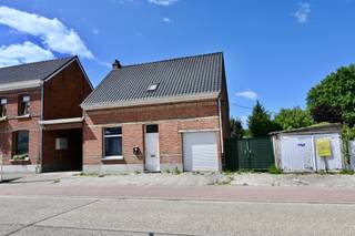 Karaktervolle woning met grote tuin ! <br /><br />Indeling : Inkomhal , woonkamer , keuken , badkamer , garage / berging met zoldering , kelder .<br />Verdiep : 3 slaapkamers . <br />De ruimte boven de garage kan eventueel omgevormd worden naar extra slaapkamer.<br /><br />Diepe tuin ! <br />Dak vernieuwd !<br />Ramen vernieuwd ! <br /><br />Renovatieverplichting <br /><br /> 