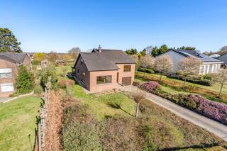 In een rustige en landelijke omgeving bevindt zich deze ruime gezinswoning op een perceel van 21a 7ca, met een bewoonbare oppervlakte van 277 m². De woning geniet van een aangename, noordwest-georiënteerde tuin, ideaal om te ontspannen in alle privacy.<br /><br />Bij het betreden van de woning komt u in de inkomhal met vestiaire, die toegang biedt tot de lichtrijke leefruimte en aansluitende keuken. Verder vindt u op het gelijkvloers nog een veranda en een apart gastentoilet.<br /><br />Op het split-level (+1) bevinden zich drie volwaardige slaapkamers, een nachthal, een badkamer en een extra toilet. Via een uitklapbare trap in de inkomhal, bereikt u de ruime zolderverdieping die nog tal van extra mogelijkheden biedt. Het split-level (-1) omvat een praktische berging, een inpandige garage en een technische ruimte voor de verwarmingsinstallatie.<br /><br />Buiten geniet u van een ruim terras, een tuinhuis en achteraan het perceel nog een extra garage. De grote tuin vormt een absolute troef voor wie houdt van rust en groen.<br /><br />De ligging combineert een landelijke sfeer met een vlotte bereikbaarheid en nabijheid van winkels, scholen en belangrijke verbindingswegen.<br /><br /><u><strong>Extra troeven:</strong></u><br /> 
<ul>
	<li>EPC C (274) - geen renovatieverplichting</li>
	<li>ruime tuin</li>
	<li>landelijke omgeving</li>
	<li>conforme elektriciteit</li>
</ul>
Interesse? Contacteer ons vandaag nog voor een bezichtiging en ontdek de mogelijkheden!<br /><br />Bijkomende info (EPC, bodemattest, elektriciteit,...) kan U hieronder downloaden ↓