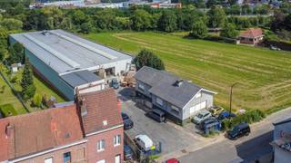 Een uitstekend gelegen en in zeer goede staat KMO-unit / werkplaats / loods / hangar + alleenstaande 4-gevel woning.<br />Gelegen nabij invalswegen, autostrades en station.<br /><br />Loods gelijkvloers: 2200m² + parking voor en achteraan;<br />Kelderverdieping: 821m²;<br />Woning/bureel: inkom, 3 slaapkamers, living/leefruimte, badkamer, 2x toilet;<br /><br />Loods is zeer toegankelijk met grote sectionale poorten van 3.25m hoog<br />Dak is recent vernieuwd.<br />Nutsvoorzieningen: loods is voorzien van sanitair<br /><br />Perceeloppervlakte: 48a 68ca - kadastraal inkomen: 11.963 EUR<br /><br />Stedenbouwkundige inlichtingen in aanvraag.