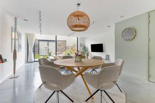 Een ruime, moderne en energiezuinige woning waar comfort en afwerking centraal staan! Deze prachtige woning, gebouwd in 2023, is gelegen in een rustige en aangename woonbuurt en is vlot bereikbaarheid.<br /><br />Met maar liefst 248m² bewoonbare oppervlakte biedt deze perfect afgewerkte woning uitzonderlijk veel ruimte. Het gelijkvloers vormt het hart van de woning, met een open woonkamer, stijlvolle keuken met bureauhoek, eetplaats, gezellige zithoek met zicht op de tuin.<br /><br />De woning beschikt over 5 kamers, waarvan 4 zeer ruime slaapkamers, voorzien van eigen lavabo. Eén slaapkamer geniet bovendien van een zuidgericht terras. Er zijn 2 volledig uitgeruste badkamers in de woning en een aparte wasplaats op het eerste verdiep. De vijfde kamer bevindt zich op het dakverdiep, samen met de technische ruimte.<br /><br />Ook op energetisch vlak biedt deze woning uitstekend comfort met een EPC-label A. Een warmtepomp staat in voor het sanitair warm water en de vloerverwarming op het gelijkvloers en in de badkamers. Daarnaast is de woning voorzien van airconditioning en een ventilatiesysteem D.<br /><br />Een bijkomende troef is het bijgebouw, voorzien van een derde badkamer en een polyvalente ruimte die perfect dienst kan doen als hobbyruimte, bureau of wellnessruimte.<br /><br />De zuidwestgerichte tuin biedt volop mogelijkheden om in alle rust van de buitenruimte te genieten.<br /><br />Een uitzonderlijk ruime, energiezuinige en volledig instapklare woning met een hoogwaardige afwerking, veel licht en tal van extra mogelijkheden.
