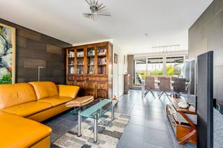 <p><strong>Te koop: stijlvol appartement met 2 slaapkamers op korte afstand van groene omgeving de duinen en voorzieningen.</strong><br /><br /><br />Slechts een steenworp van de duinen is dit duplex appartement afgewerkt met hoogwaardige materialen en biedt het een vrij zicht vanaf twee ruime terrassen. De ligging in de Kapelstraat combineert het gemak van dicht bij het centrum te zijn met de rust van een groene omgeving. Dankzij de slimme indeling geniet u van een comfortabele woonervaring met twee badkamers en twee slaapkamers.<br /><br /><br /><strong>Indeling:</strong><br />2de verdieping: woonkamer met veel lichtinval en directe toegang tot beide terrassen, moderne keuken met kwalitatieve afwerking, slaapkamer met aanhorige badkamer, 2 bergingen<br /><br />3de verdieping: ruime slaapkamer met aanhorige badkamer.<br /><br /> </p>

<p><strong>Troeven:</strong><br />• Afgewerkt met hoogwaardige materialen<br />• Vrij zicht vanaf twee terrassen<br />• Duplex indeling voor extra ruimtegevoel<br />300m van de Bredene duinen<br /><br /><br /><strong>Neem vandaag nog contact op met je ERA-makelaar voor een bezoek<br /><br />JOUW DROOMAPPARTEMENT. ZO GEVONDEN!</strong></p>