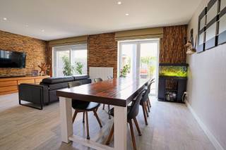 Ontdek deze recente en instapklare woning waar comfort, ruimte en praktische indeling perfect samenkomen. Via de inkomhal betreedt u de woning en komt u terecht in de open keuken, die volledig is uitgerust met alle nodige toestellen. Aansluitend bevindt zich de lichtrijke leefruimte met een aangenaam zicht op de tuin, waardoor binnen en buiten mooi in elkaar overvloeien.<br />De tuin vormt een plek om te ontspannen en beschikt over een gezellige zithoek. Er bevindt zich bovendien een praktisch tuinhuis waar u al uw tuinmateriaal, fietsen en andere spullen kunt opbergen. De aanwezigheid van een achteruitgang zorgt voor extra gebruiksgemak.<br />Op de eerste verdieping vindt u drie ruime slaapkamers en een comfortabele badkamer met voldoende plaats voor het hele gezin. Via een vaste trap bereikt u de volledig afgewerkte zolderverdieping, een bijzonder ruime extra ruimte die perfect kan dienen als hobbykamer, bureau, speelruimte of extra slaapkamer.<br />Ook aan praktisch comfort werd gedacht: alle ramen zijn voorzien van rolluiken en er is een regenwaterput van 5.000 liter aanwezig. Vooraan de woning beschikt u over een ruime oprit met plaats voor twee wagens.<br />Referentie: 5692