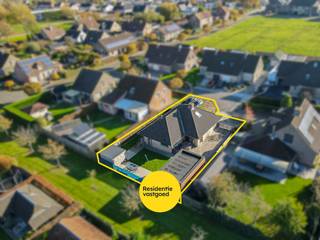 In een rustige, doodlopende straat van een residentiële wijk bevindt zich deze charmante open bebouwing op een perceel van 530 m². De woning werd gebouwd in 1991 en is door de jaren heen zorgvuldig onderhouden en vernieuwd. De lichtrijke leefruimte met houtcassette en zicht op de tuin vormt het hart van de woning. De ruime keuken is volledig ingericht en biedt voldoende plaats voor een eethoek. Op het gelijkvloers bevinden zich verder twee slaapkamers, een moderne badkamer met inloopdouche en ligbad, een tweede badkamer met douche. Een berging/wasplaats en een apart toilet maken het gelijkvloers compleet. Op de eerste verdieping zijn nog twee gezellige slaapkamers met dakramen "Velux" en een extra berging. <br /><br />De woning werd doorheen de jaren gemoderniseerd met o.a. vernieuwde elektriciteit, dakisolatie, een nieuw terras, oprit en garage. De onderhoudsvriendelijke tuin met noordwestoriëntatie en tuinhuis biedt een aangename buitenruimte. De voormalige garage doet momenteel dienst als slaapkamer maar kan eenvoudig opnieuw als garage worden ingericht. <br /><br />Verwarming op aardgas en houtcassette. Dankzij de ligging in een kindvriendelijke straat geniet u hier van rust, privacy en comfort, op korte afstand van winkels, scholen en invalswegen.<br /><br />De vermelde prijs is een richtprijs. Elk bod hoger of lager dan de vermelde prijs wordt overgemaakt aan de eigenaar die zich het recht voorbehoud om dit al dan niet te aanvaarden. EPC: 387kWh/m² - Geen renovatieverplichting! (Vg, Wug, Gmo, Gvkr, Vv) Ref. OU28329<br /><br />Neem voorsprong met een vrijblijvende en gratis schatting van uw eigendom via:<br />www.residentievastgoed.be/gratisonlineschatten