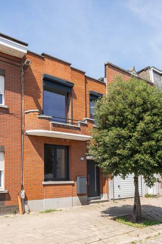 Voor verdere info of een vrijblijvende waardebepaling van uw eigendom: jordi.broes@homixx.be of 016 199 340.<br /><br />Met veel enthousiasme stellen wij u deze instapklare, energiezuinige en recent gerenoveerde (2025) bebouwing voor, uitstekend gelegen in de Koning Albertstraat op de grens van Beveren, Kruibeke en Zwijndrecht. <br />Deze asbestveilige gezinswoning onderging in 2025 een grondige renovatie en combineert een eigentijdse afwerking met een zeer gunstige energetische basis. <br />Zo werd het hoofddak vernieuwd in 2021 en het bijgebouw voorzien van een nieuw dak in 2026. <br />Verder beschikt de woning over HR-PVC-ramen met dubbele beglazing, een recente condensatieketel op aardgas en vloerverwarming. <br />Dankzij deze en de andere uitgevoerde renovaties behaalt de woning een mooie EPC-score C, bovendien op de grens met een EPC-label B.<br /><br />Bij het betreden van de woning valt meteen het oog voor detail en veiligheid op, mede dankzij de geïnstalleerde video- en parlofoon en camera's. <br />De functionele indeling biedt een bewoonbare oppervlakte van 113 m² op een perceel van 132 m². <br />Op het gelijkvloers vindt u een gezellige leefruimte, een modern afgewerkte badkamer die voorzien is van een toilet en een volledig uitgeruste keuken die uitnodigt tot gezellig koken. <br />Daarnaast beschikt de woning over een droge kelder die voor de nodige extra opbergruimte zorgt, en een ingebouwde waterverzachter. <br />Comfort en praktisch nut gaan hier hand in hand dankzij de gesloten garage met één staanplaats, waar zich tevens de aansluitingen voor de wasplaats bevinden, in de tuin vindt u nog 2 extra staanplaatsen (ingang allen via de Prins Boudewijnstraat).<br /><br />Op de verdieping en tussenverdieping bevinden zich drie volwaardige, lichtrijke slaapkamers. <br />Buiten kan u in alle rust genieten op het gezellige terras, de ideale plek om te ontspannen na een drukke werkdag. <br />Mis deze unieke kans niet en plan vandaag nog uw bezoek.