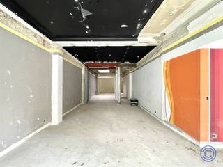 Informatie handelsruimteCASCO handelsruimte ca. 106m² met privatieve kelderberging G ca. 8,30m². Indeling * Winkelruimte met etalage van ca. 5m,...
