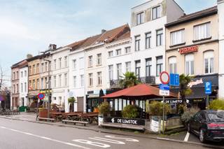 Dit uitstekend gelegen handelshuis bevindt zich op een absolute toplocatie, vlakbij het station van Berchem, met een constante passage en...