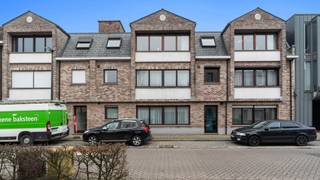 Dit uitzonderlijk ruime appartement op de tweede verdieping met lift en 245 m² bewoonbare oppervlakte is centraal gelegen in Mortsel, op...