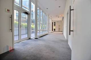 Dans cet immeuble de bureaux de qualité, un total de 654 m² d’espaces de bureaux lumineux est disponible au 5e étage.Le bâtiment est situé à...