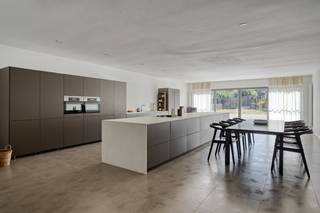 Op zoek naar een comfortabele en lichtrijke woning met een praktische indeling?Deze woning met een bewoonbare oppervlakte van 242 m² heeft alles in...