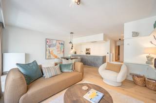 Cet appartement rénové avec deux chambres à coucher complètes est situé sur l'avenue Lippens, à quelques pas de la place Van Bunnen à Knokke.Le hall...