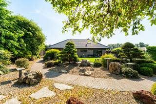 <p>Welkom in deze verzorgde villa waar ruimte, comfort en energiezuinig wonen perfect samenkomen. Gelegen in een doodlopende straat geniet u hier van alle rust, terwijl alle voorzieningen vlot bereikbaar blijven.</p><p></p><p>De woning werd gebouwd in 2005 en bevindt zich op een mooi perceel van 813 m². Dankzij de doordachte indeling geniet u voornamelijk van gelijkvloers wooncomfort. De inkomhal leidt naar een ruime, lichtrijke leefruimte met gezellige haard en grote raampartijen die uitkijken op de tuin. Aansluitend bevindt zich een recente stijlvolle open keuken met kookeiland, kwalitatieve toestellen en veel werk- en opbergruimte.</p><p></p><p>Verder beschikt het gelijkvloers over twee ruime slaapkamers, een praktische wasruimte/berging, een inpandige garage en een ruime badkamer met ligbad en inloopdouche.</p><p></p><p>De bovenverdieping biedt verrassend veel extra mogelijkheden. Deze ruimte is reeds ingedeeld en kan perfect ingericht worden als drie extra slaapkamers, hobbyruimte, bureau of tweede badkamer.</p><p></p><p>Buiten vormt de prachtig aangelegde tuin een echte troef. Verschillende gezellige hoekjes, een ruim terras en de groene omgeving zorgen voor een instant vakantiegevoel in alle privacy.</p><p></p><p>Ook energetisch scoort deze woning uitstekend dankzij EPC-label B, zonnepanelen en een conforme elektrische keuring.</p><p></p><p>Een instapklare thuis waar comfort, rust en ruimte centraal staan.</p>