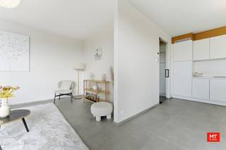 <strong>Appartement met 2 slaapkamers en Zuidgericht terras </strong><br /><br /><br />In het hart van de landelijke heksenparochie Beselare en op wandelafstand van alle voorzieningen vinden we deze eigendom. Het bevindt zich in een kleinschalige residentie, genaamd Mocassin en dit op het tweede verdiep (bereikbaar via de trap/lift). In onderstaande vind je de indeling alsook enkele interessante weetjes.<br /><br /><strong>Indeling van het appartement </strong><br />▪︎ Inkomhal met gastentoilet, lichtrijke woon- en eetkamer met open keuken. Bij de keuken is er nog een berging en Zuidgericht terras. <br />▪︎ Op het verdiep zijn er twee slaapkamers, apart toilet, badkamer met ligbad, douche en wasmeubel. <br /><br /><strong>Kenmerken </strong><br />▪︎ Zuidgericht terras <br />▪︎ Kelderberging inbegrepen<br />▪︎ Gunsttarief van 6% BTW onder voorwaarden (verschil van +/- 35.000 euro bij aankoop voor 30/06/2025)<br /><br />Er is ook nog een mogelijkheid tot het bijkopen van een carport. <br /><br />EPC 33037-G-OMV_2018035927/EP13942/A001/D01/SD011 met energielabel A (E36 of 72 kWh/(m² jaar) opgemaakt op 23/08/2021 en geldig tot 23/08/2031.<br /><br /><br />Meer informatie of een vrijblijvend bezoek?<br />Bel Eden 0470 43 78 21 of mail info@minthus.be