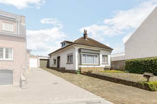 <p>Op een goede ligging in Denderhoutem bevindt zich <strong>deze goed onderhouden gelijkvloerse woning</strong>. Winkels, scholen en openbaar vervoer bevinden zich op een steenworp, terwijl de oprit van de E40 op enkele minuten rijden bereikbaar is. Het pand werd steeds goed onderhouden en kan, mits modernisering, omgevormd worden tot een hedendaagse woning met aangenaam wooncomfort. Het gelijkvloers omvat een inkomhal, een living, een keuken met een eetplaats, een toilet, <strong>een veranda met uitzicht op de tuin</strong>, een overloop, een berging/wasplaats, een badkamer, <strong>twee slaapkamers</strong> en <strong>een garage</strong>. Daarnaast is er <strong>een zolder</strong> met uitvaltrap aanwezig waar nog extra kamers kunnen worden ingericht. Tevens beschikt de woning over <strong>een oprit, een voortuin en een gezellig tuintje en een weide met uitzicht op de achterliggende weidelanden.</strong> Buitenschrijnwerk in pvc dubbel glas - cv op aardgas - Brander 2020 - Zoldervloerisolatie. (Maatregelenregister en stedenbouw in aanvraag).</p>