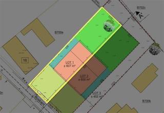 <p>Bent u op zoek naar de perfecte locatie om uw droomwoning te realiseren?<br />Dan biedt dit mooie perceel bouwgrond van 607 m² in het landelijke Ename/Mater een unieke kans. Ideaal voor het oprichten van een halfopen bebouwing op een groene en rustige locatie met prachtig open zicht achteraan.</p><p>Kenmerken van het perceel:<br />Oppervlakte: 6a07ca<br />Straatbreedte: 12 meter<br />Diepte: 50 meter<br />Rustige ligging met groene vergezichten<br />Uitstekende bereikbaarheid<br />Geniet van de rust van het platteland zonder in te boeten aan comfort. Winkels, scholen, openbaar vervoer en belangrijke invalswegen bevinden zich op een boogscheut.</p><p>Bouwvoorschriften:<br />Max. bouwdiepte: 15m (gelijkvloers), 12m (verdieping)<br />Max. nokhoogte bij hellend dak: 12m<br />Max. kroonlijsthoogte: 6m<br />Het bouwen van een veranda is mogelijk binnen de bouwzone.<br />Een carport is mogelijk inpandig of wordt gezien als bijgebouw.<br />Zijtuinstroken moeten bouwvrij blijven.<br />Inplanting conform verkavelingsplan.<br />Bouwmaterialen dienen in harmonie te zijn met de omliggende bebouwing.</p><p>Waarom kiezen voor dit perceel?</p><p>Rustige, groene omgeving<br />Goede verbindingen<br />Ruime bouwmogelijkheden<br />Harmonieuze verkaveling<br />Prachtig achterliggend uitzicht</p><p>Een uitgelezen kans om te bouwen in het pittoreske Mater ,waar rust, natuur en bereikbaarheid hand in hand gaan.</p><p>Heeft u interesse of vragen? Neem gerust contact op met ons kantoor voor meer informatie of een plaatsbezoek.</p>