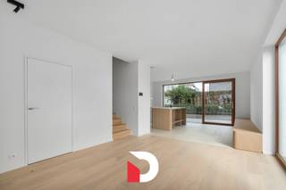 Deze vrijstaande villa is lot 7 van het prachtige nieuwbouwproject Linum Park, waar wonen in de stad, thuiskomen in het groen is.<br /><br />Je komt thuis via een lange oprit met inpandige garage: praktisch en comfortabel, met meteen een gevoel van ruimte en privacy. Binnenin wacht een warme, hedendaagse woning met drie slaapkamers en twee badkamers, ideaal voor wie graag ruim woont en houdt van extra gemak.<br /><br />De keuken is een echte eyecatcher: prachtig en hoogwaardig afgewerkt, met een tijdloos karakter en alle ruimte om te koken, te tafelen en samen te zijn. De woning is bovendien volledig geschilderd en dus instapklaar.<br /><br />Als nieuwbouwwoning is lot 7 bovendien gebouwd volgens de hedendaagse energienormen: je geniet van een duurzame, energiezuinige woning met modern wooncomfort en een lager verbruik op lange termijn.<br /><br />Achteraan geniet je van een mooie tuin met een bijzonder uitzicht: zicht op de molen. Een unieke combinatie van centrumligging en groen, waar je elke dag opnieuw graag thuiskomt.<br /><br />Contacteer ons via info@delbecque.immo voor alle informatie of een bezoek! 050 45 03 45 - info@delbecque.immo