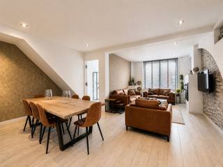 Instapklare rijwoning op een rustige en centrale ligging te Nieuwpoort-Stad, op wandelafstand van de Grote Markt, winkels en openbaar vervoer. De woning werd in 2020 gerenoveerd en omvat op het gelijkvloers een lichtrijke woonkamer met eetplaats, zithoek en een open keuken. Daarnaast bevindt zich een aparte ruimte met infraroodkabine, toilet. De eerste verdieping omvat twee ruime slaapkamers en een volledig uitgeruste badkamer met whirlpoolbad, dubbele wastafel, douche en toilet en toegang tot zongericht terras. Op de tweede verdieping bevinden zich nog twee volwaardige slaapkamers. <br />Deze woning is perfect geschikt als gezinswoning, tweede verblijf of investering.