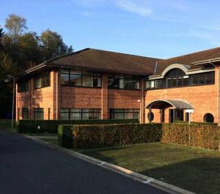 122 m² ground-floor office for rent in a quiet and green environment, ideal for a peaceful professional activity. The perfectly maintained building...